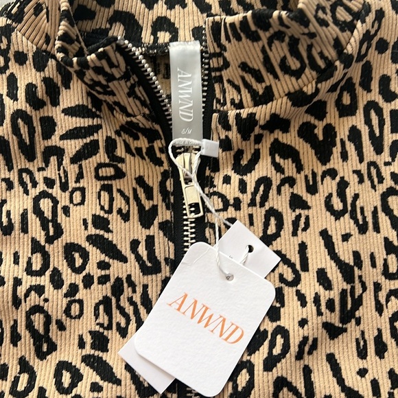 #133 Animal print zipper top - Picture 5 of 6